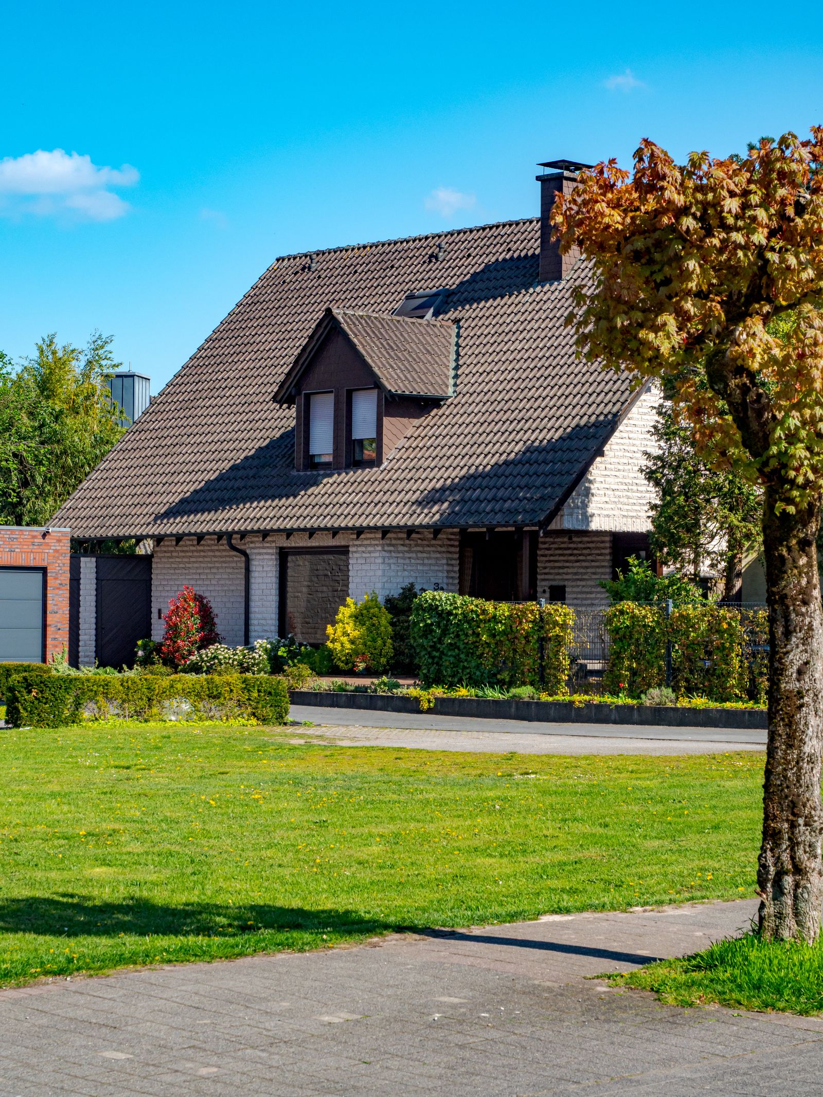 Maison individuelle avec toiture en pente et jardin